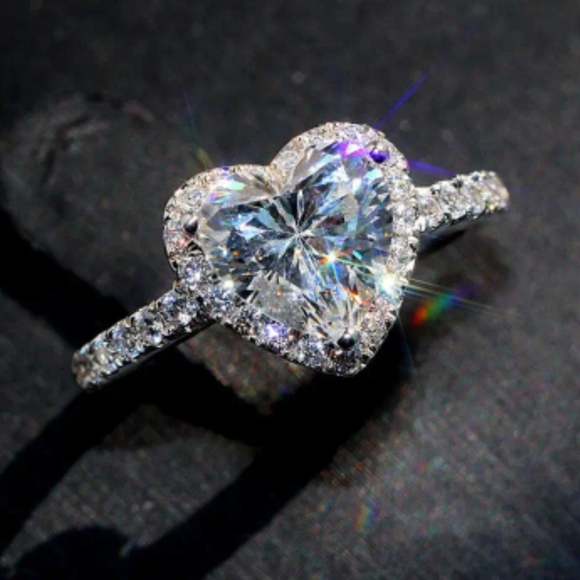 Jewelry - New stunning women's heart size 7 ring